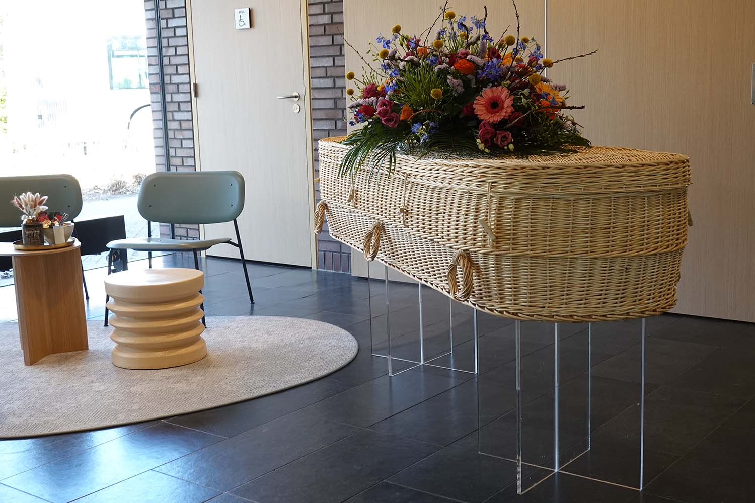 Monique van Houtum Uitvaartbegeleieiding_Uitvaartmand met boeket