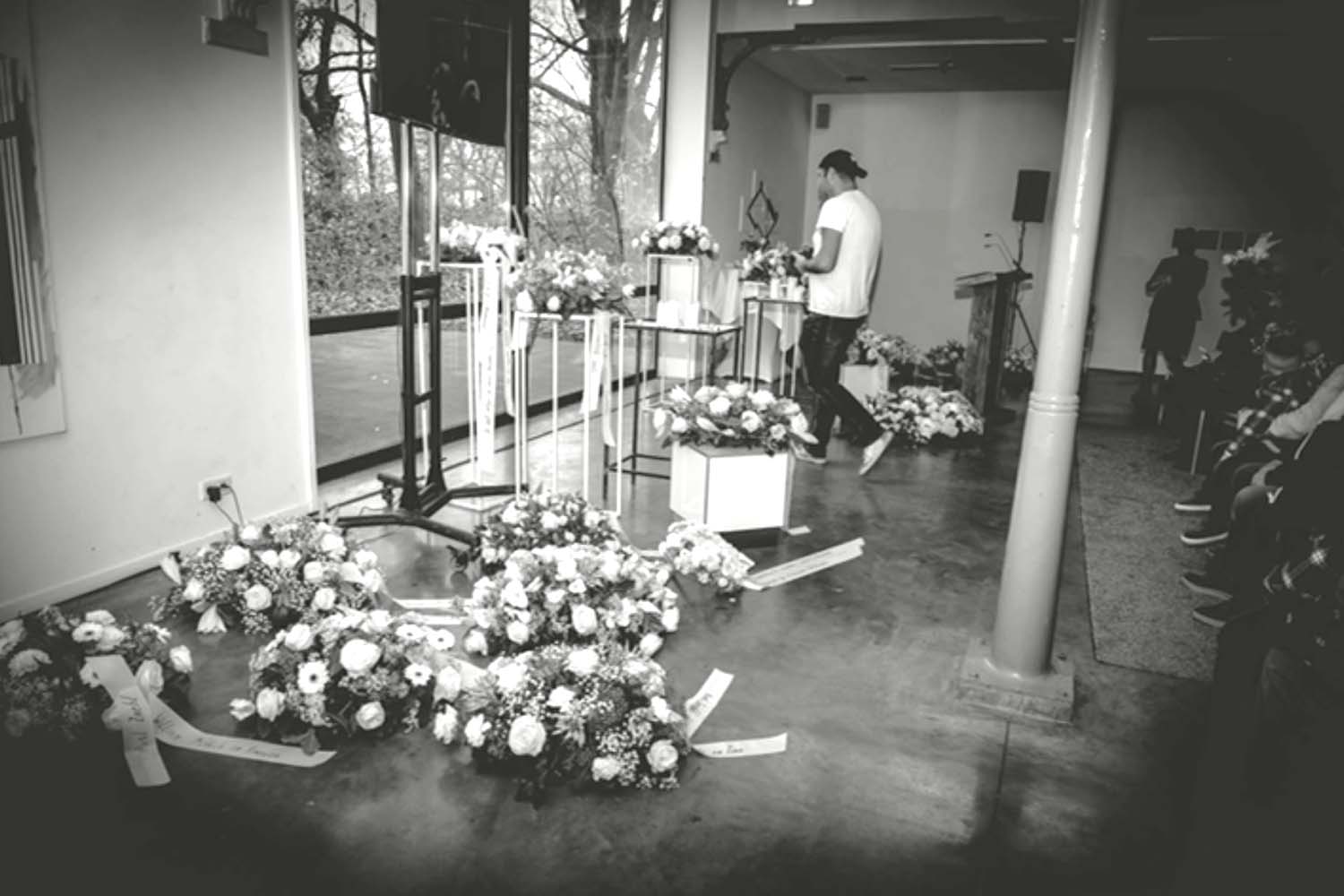 Monique van Houtum-Uitvaartbegeleiding-persoonlijk-afscheid-in-het-wit-3