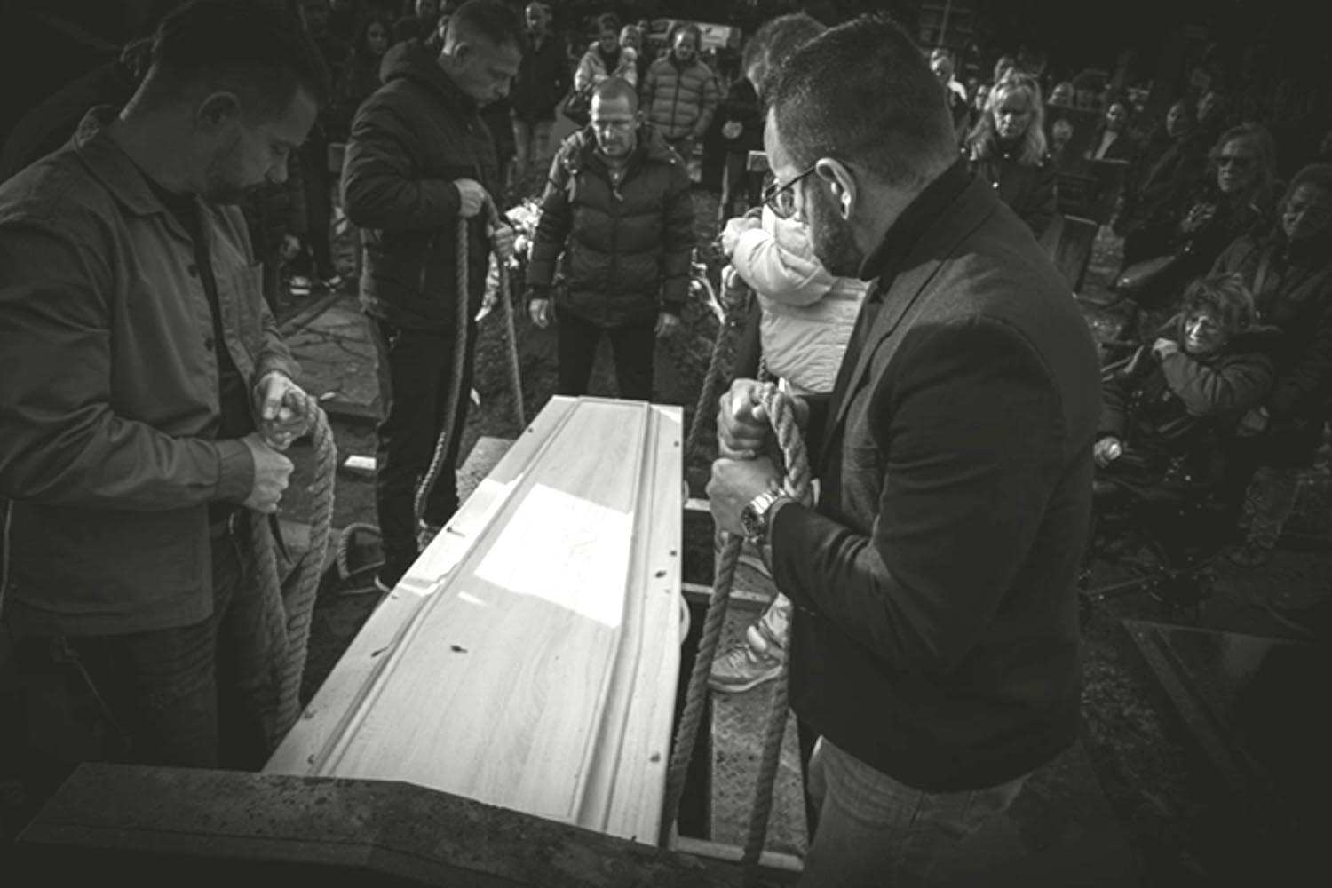 Monique van Houtum-Uitvaartbegeleiding-persoonlijk-afscheid-in-het-wit-4